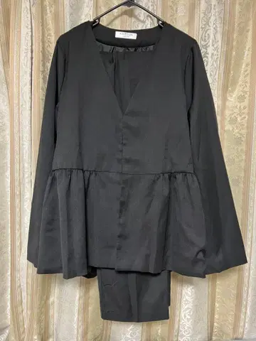 블랙 페플럼 디자인 수트 셋업