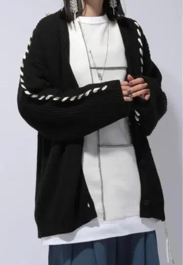 테이프 스티치 니트 HARE