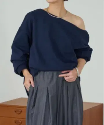 Omekashi [모든 골격이 여리여리해 보여!] 오프숄더 맨투맨 네이비