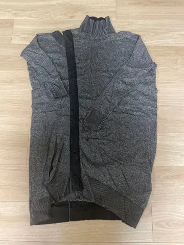 그레이 터틀넥 니트 스웨터