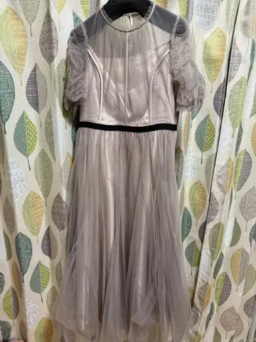 베이지 반팔 무릎 기장 원피스