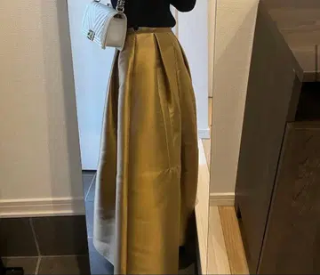 써드 매거진 골드 새틴 플레어 스커트 롱