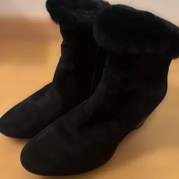 컴포지션9 퍼 블랙 부츠