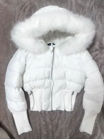 화이트 퍼가 달린 크롭 다운 자켓