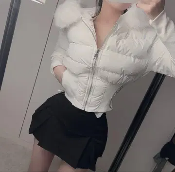 화이트 퍼가 달린 크롭 다운 자켓