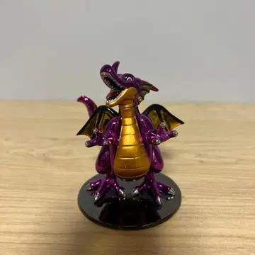 보라색 드래곤 피규어