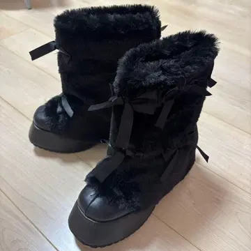 리본 포함 블랙 어그 부츠