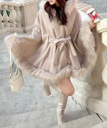 ROYAL PARTY 로얄 파티 베이지 후드 퍼 케이프 코트