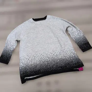 그레이에서 블랙으로 이어지는 그라데이션 긴팔 스웨터