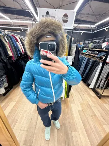 스카이블루 퍼 달린 다운 자켓 가격 인하 가능