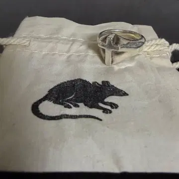 Rat Betty Cross Signet Ring