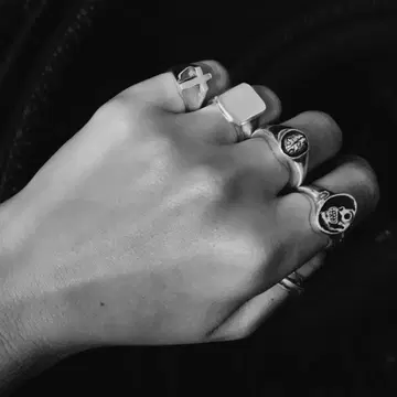 Rat Betty Cross Signet Ring