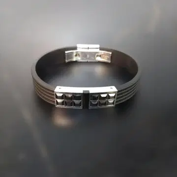 VMPD7-111-5 SWAROVSKI 스터드 포함 블랙 팔찌