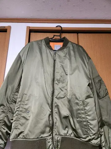 MA-1 스타일 올리브 그린 자켓