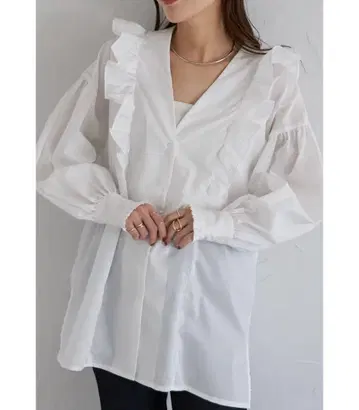 새상품급 & NOSTALGIA 노스탤지어 v넥 프릴 블라우스 화이트