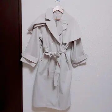 라이트 그레이 (화이트에 가까운) 케이프 코트