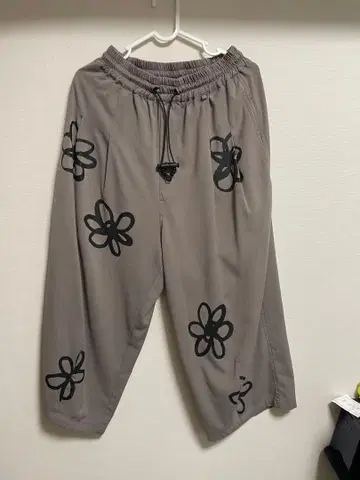 꽃무늬 프린트 조거 팬츠 그레이