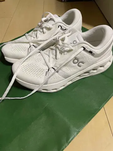 On 화이트 스니커즈 US 8