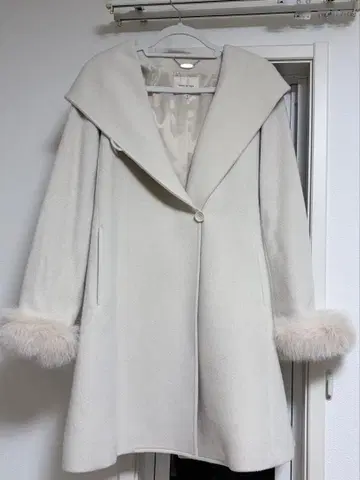 Debut de Fiore 후드 부착 퍼 롱 코트 화이트 베이지