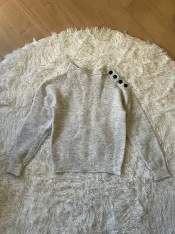 라이트 그레이 긴팔 스웨터 버튼 포함