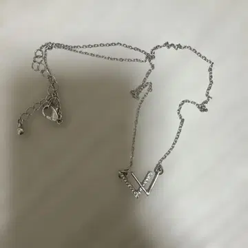 W 모티브 스톤 부착 목걸이