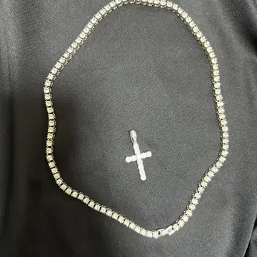 크리스탈 장식의 십자가 목걸이