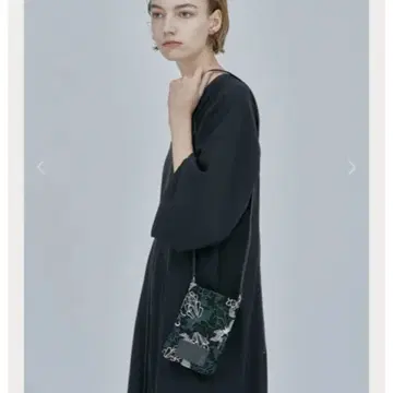 MURRAL 쿼츠 자수 미니백 (블랙)