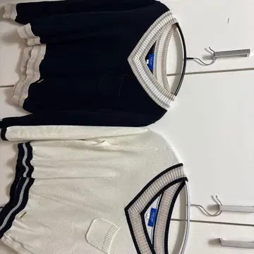 블루 레이블 화이트/네이비 V넥 스웨터