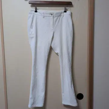 화이트 엠보싱 가공 팬츠