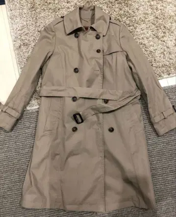 베이지 더블 브레스트 트렌치코트