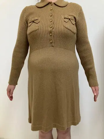 갤러리 비스콘티 원피스 베이지 원단에 리본 디자인이 매우 사랑스럽습니다