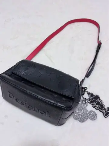 새상품급 Desigual 블랙 숄더백 미키 참 포함