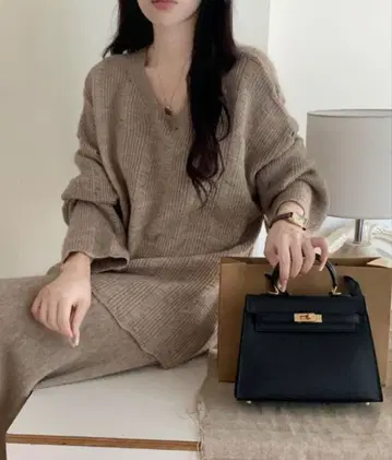 셋업 V넥 니트 & 플레어 스커트 베이지