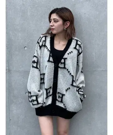 새상품급 ENVYM 앙비 모노그램 니트 CD 가디건 블랙 화이트