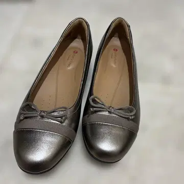 메탈릭 골드 리본 포함 플랫슈즈