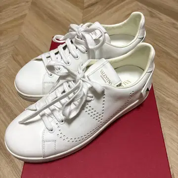 발렌티노 화이트 스니커즈 36하프