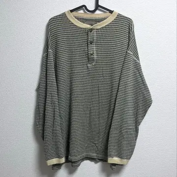 그레이 계열 체크 무늬 긴팔 티셔츠