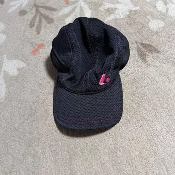 메쉬 캡 블랙과 핑크