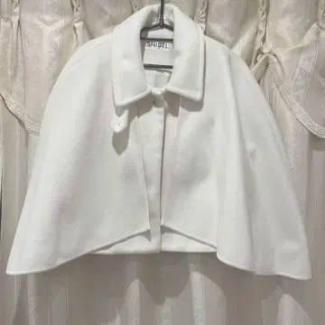 SNIDEL 화이트 케이프 코트