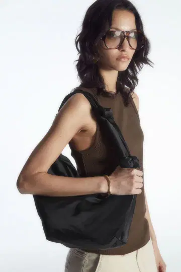 COS hitch 숄더백 블랙