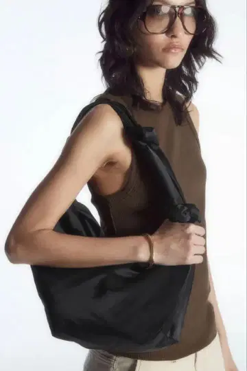 COS hitch 숄더백 블랙