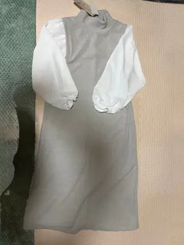 그레이와 화이트의 긴팔 무릎 기장 원피스 M 사이즈