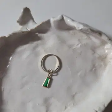 그린 컬러 스톤이 달린 반지