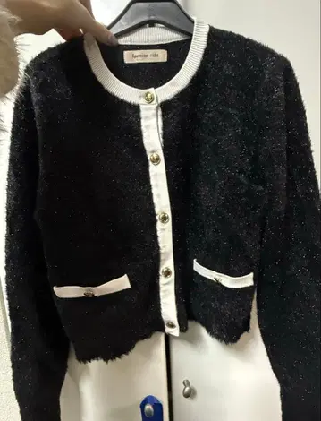 퍼 느낌 블랙 가디건 버튼 포함