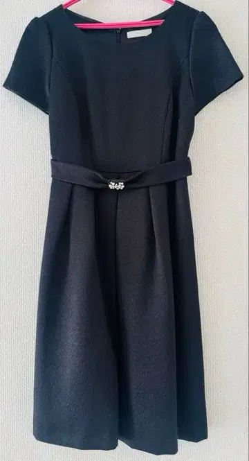 [ any SIS ] 블랙 무릎 기장 원피스 반팔 허리 벨트 포함