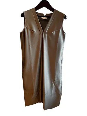 LEQUIO 슬리브리스 V넥 원피스