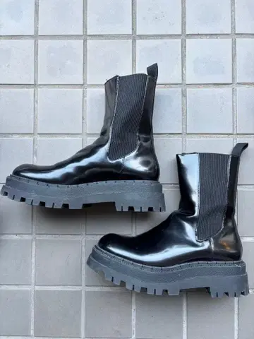 새상품급 ZARA 트랙 밑창 사이드 고어 부츠 38
