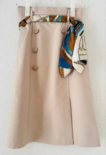 [ JUSGLITTY ] 베이지 플레어 스커트 더블 버튼 스카프 포함