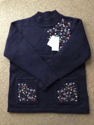 미사용 새상품 자수 하이넥 스웨터 보르도 컬러 M~L