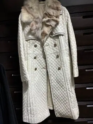 화이트 라무 가죽 롱 코트